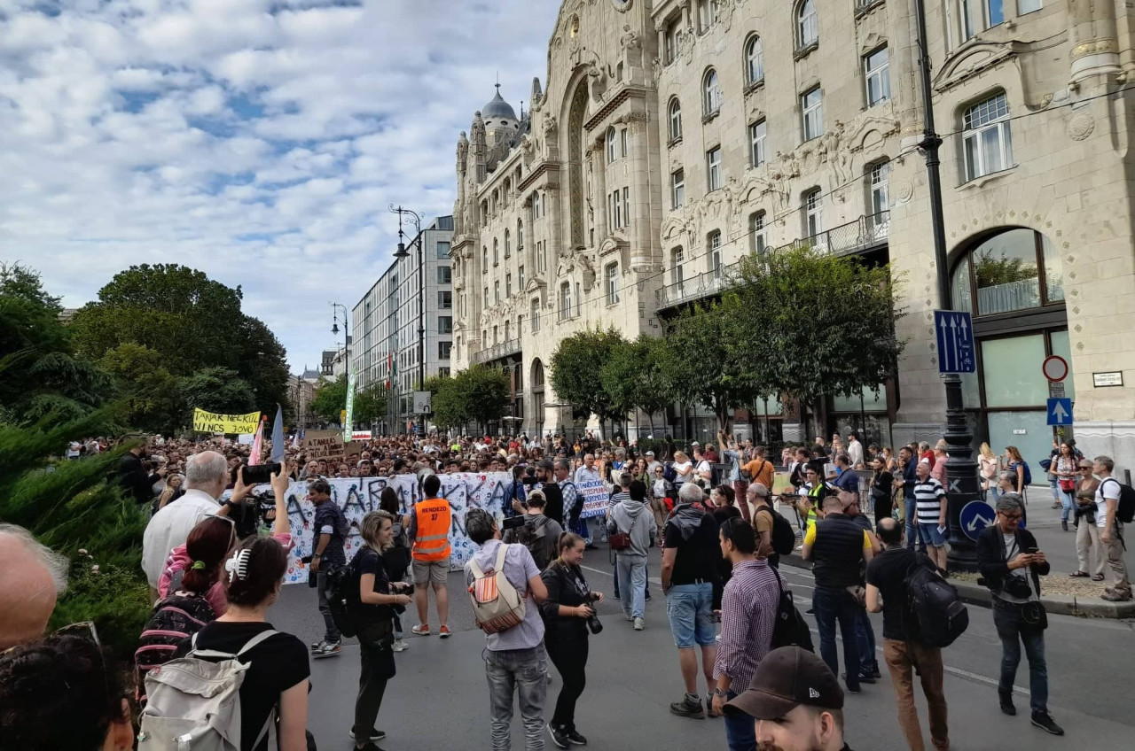 A demonstrálók és az eseményről tudósító újságírók, fotósok a Belügyminisztérium épülete előtt (Fotó: Magyar Hang/Ficsor Benedek)
