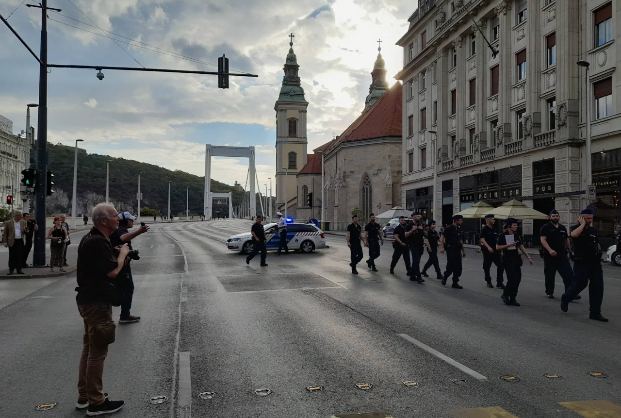 Az Erzsébet hidat lezárták a rendőrök a tüntetők miatt (Fotó: Magyar Hang/Ficsor Benedek)