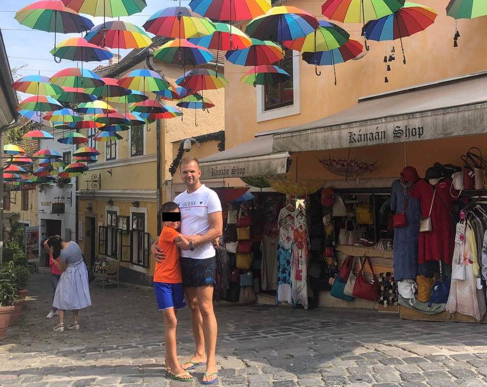 Szivárványszínű esernyők alatt fotózták Etyek polgármesterét