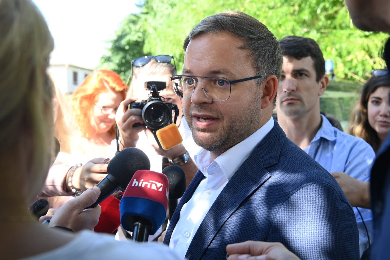 A Polgári Magyarországért Alapítvány rendezvényére, a Polgári Piknikre érkező Orbán Balázs, a miniszterelnök politikai igazgatója nyilatkozik a sajtó munkatársainak a kötcsei Dobozy kúriánál 2022. szeptember 10-én. (MTI/Máthé Zoltá