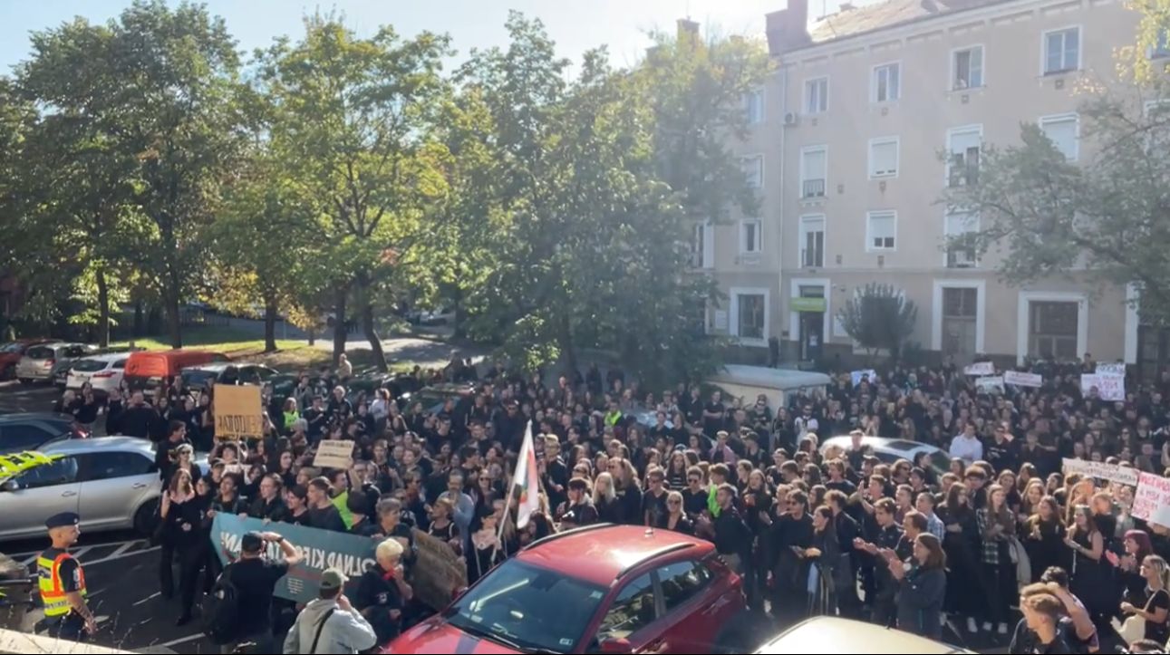 Diákok tüntettek Miskolcon a tankerületi központ előtt