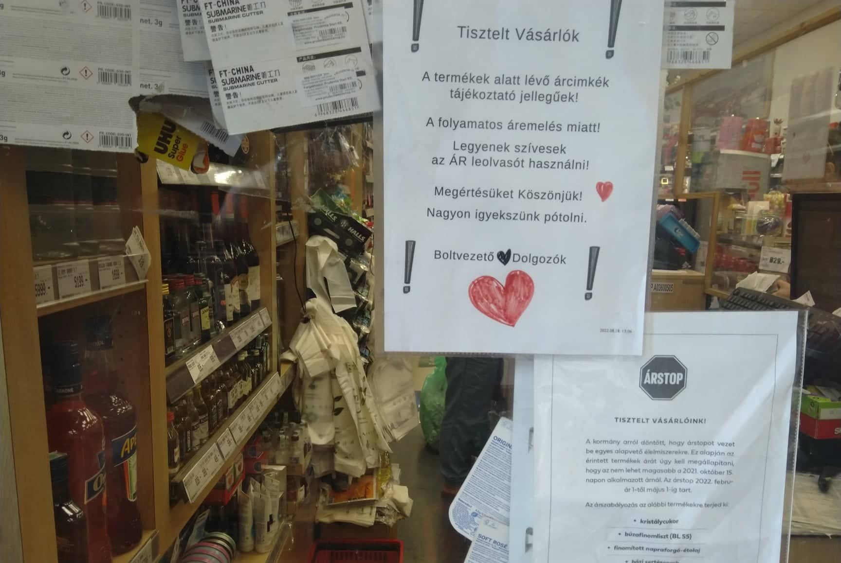 „Az árcímkék tájékoztató jellegűek” – Egy fővárosi bolt szemléletes fotóján az infláció hatása