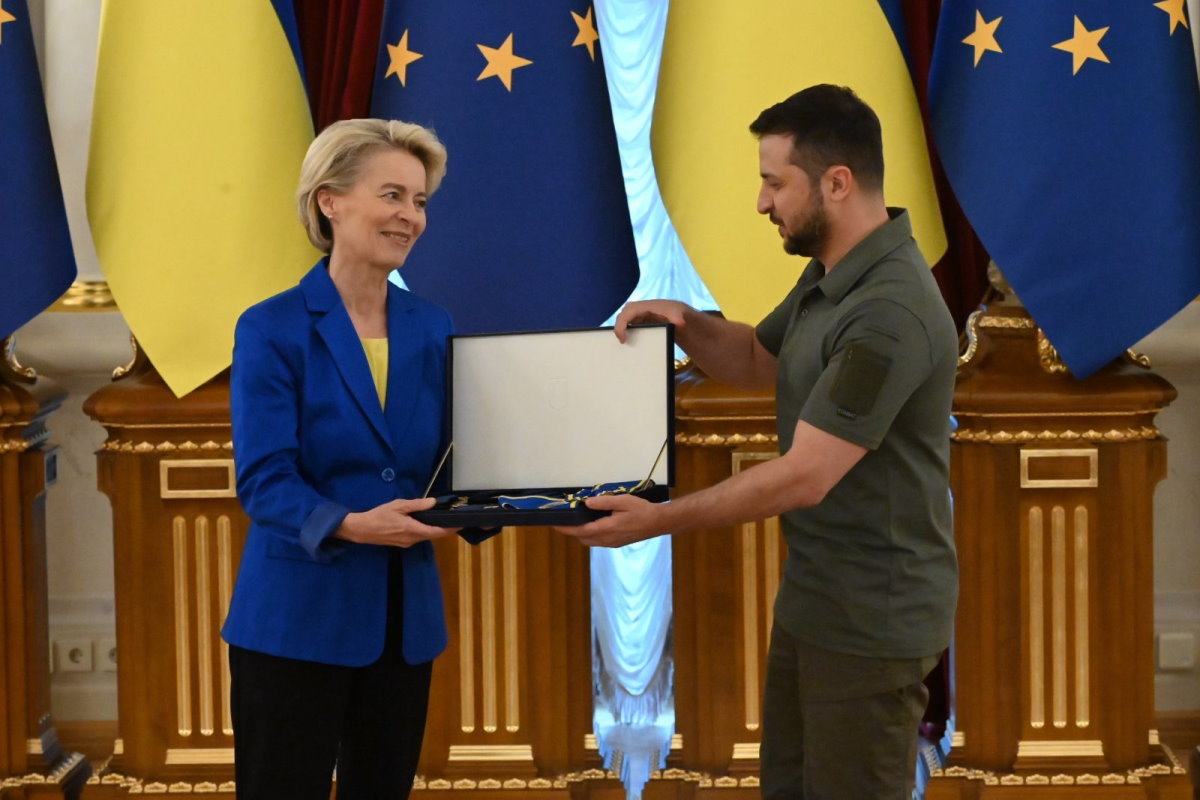Az Európai Bizottság elnöke kitüntetést vett át Kijevben Zelenszkij elnöktől