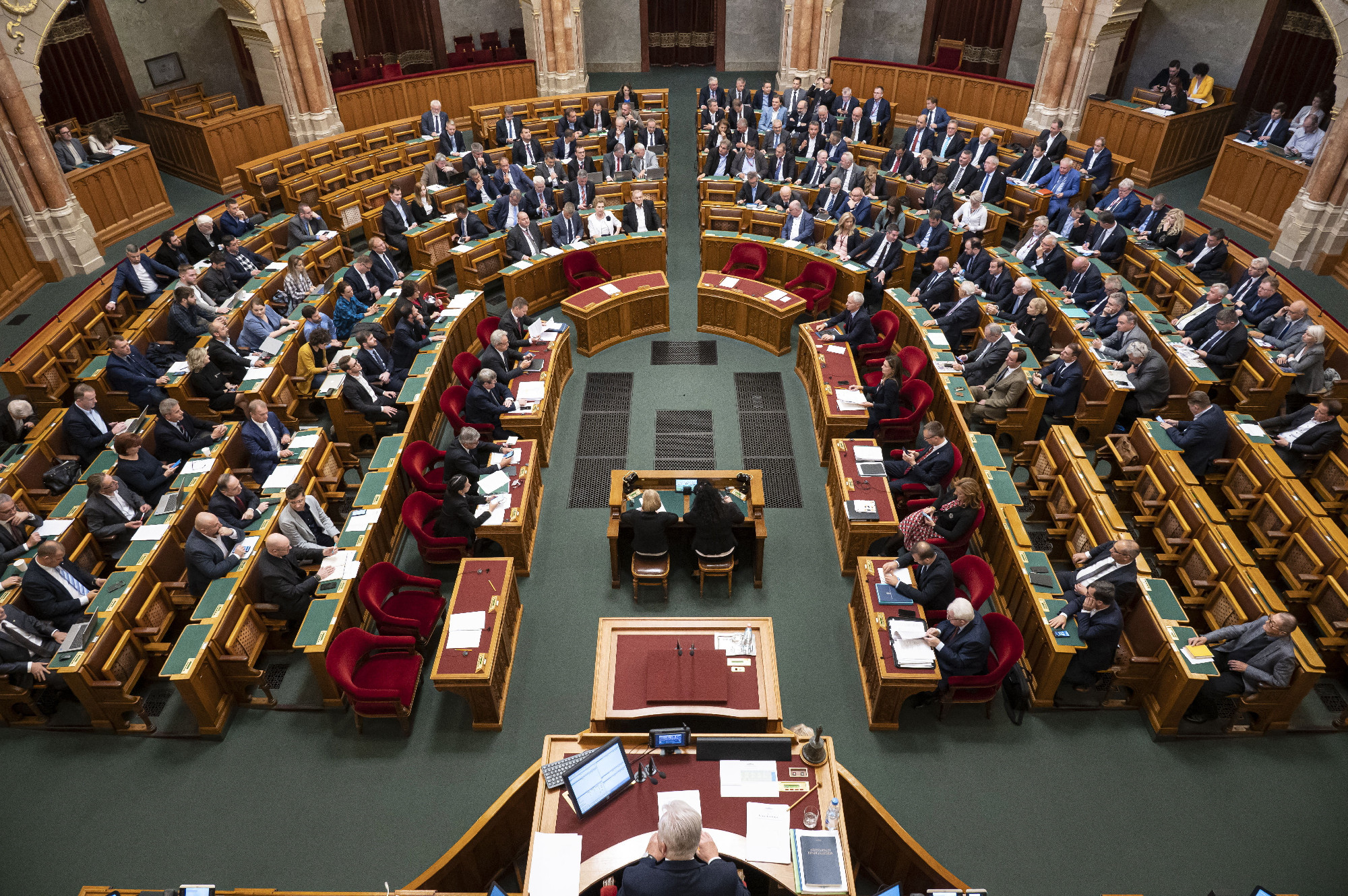 Megszavazta a parlament az antikorrupciós törvényjavaslatokat, csakhogy jöjjenek az uniós pénzek