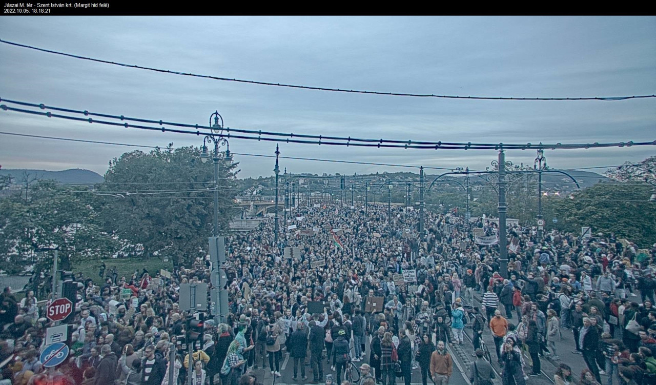 Tüntetők a Margit hídon (Forrás: Közút Figyelő)
