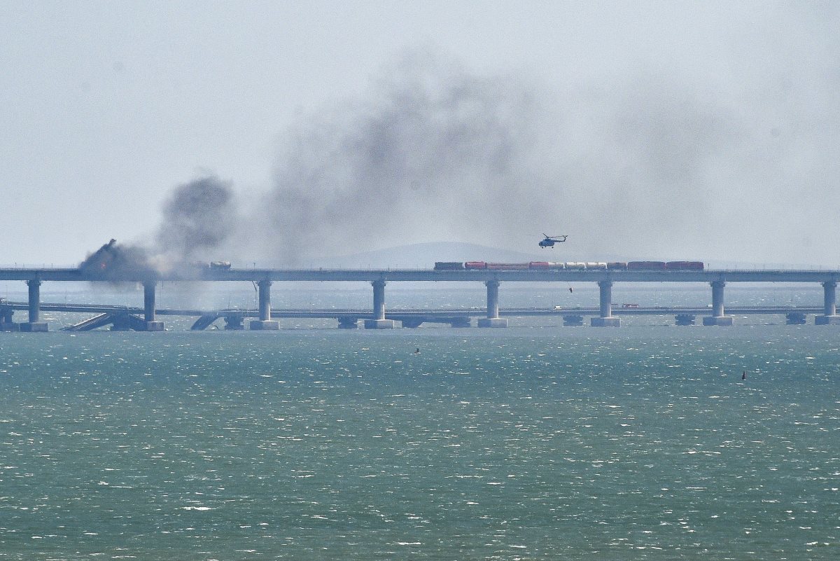 Újraindult a forgalom a reggel felrobbantott Krími hídon