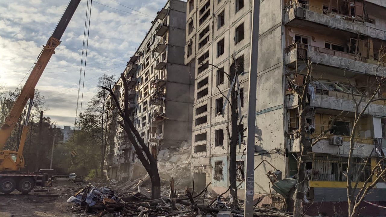 Legalább 17-en meghaltak egy zaporizzsjai lakóház elleni orosz támadásban