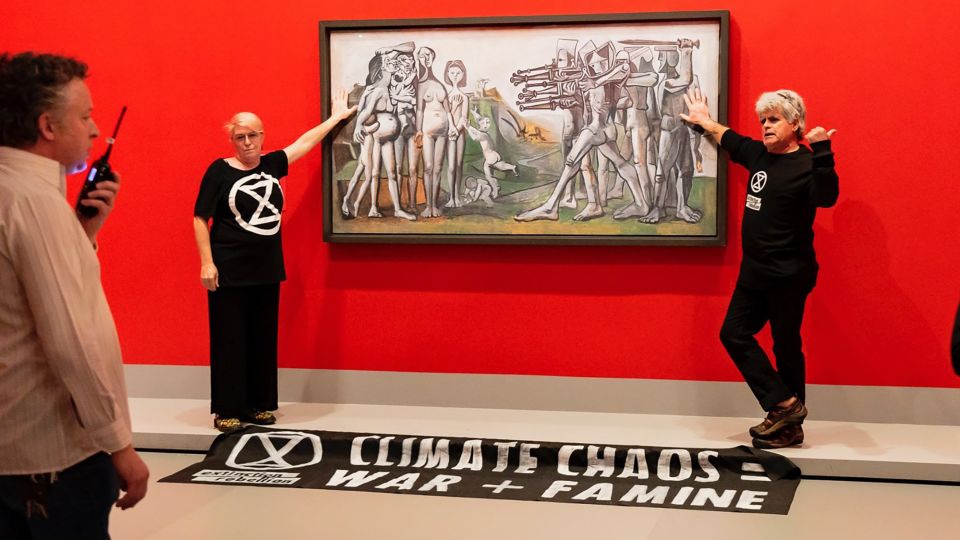 Klímaaktivisták egy Picasso-képhez ragasztották magukat Ausztráliában
