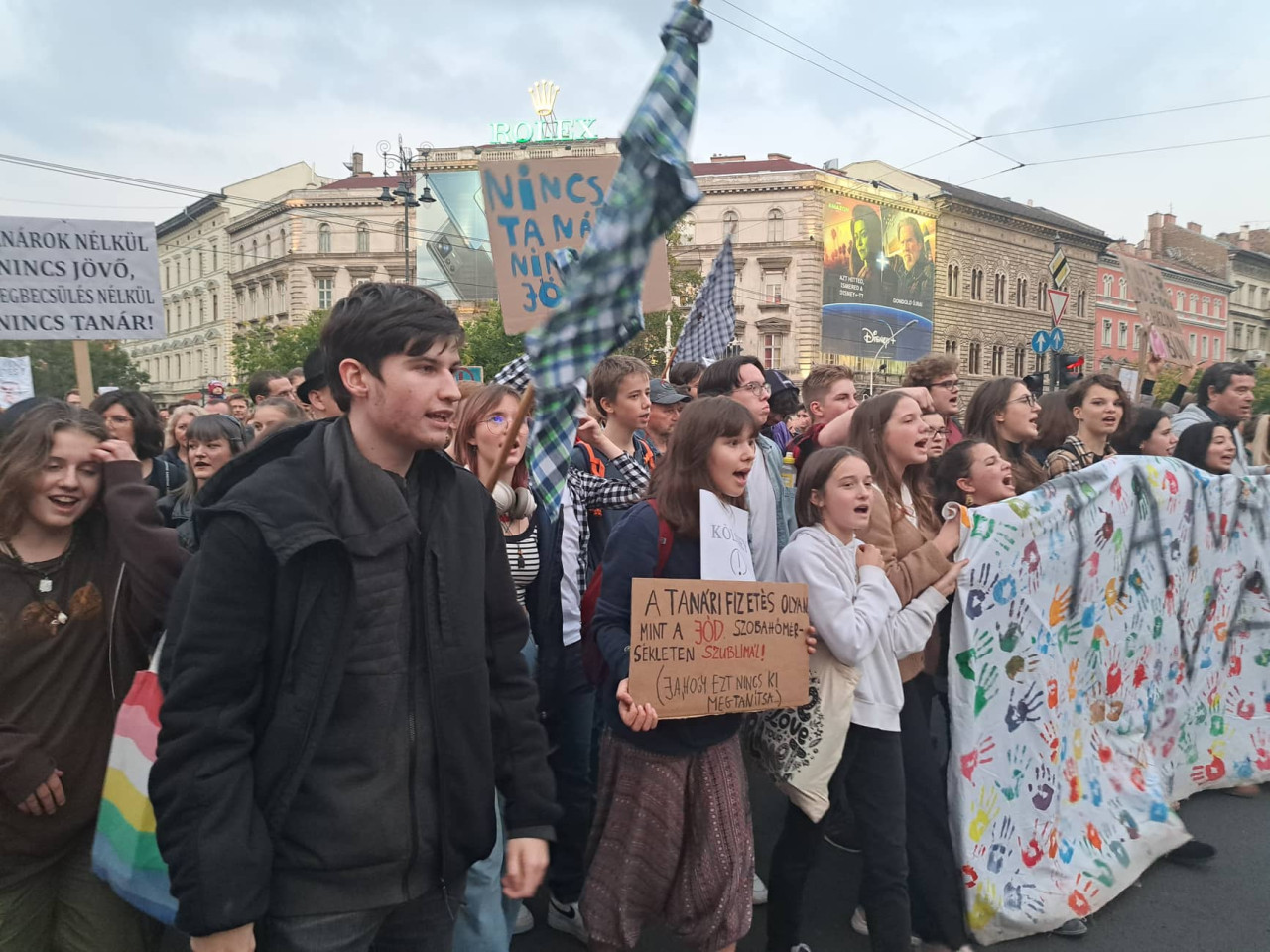 Tüntetők az Andrássy úton 2022. október 14-én (Fotó: Albert Enikő/Magyar Hang)