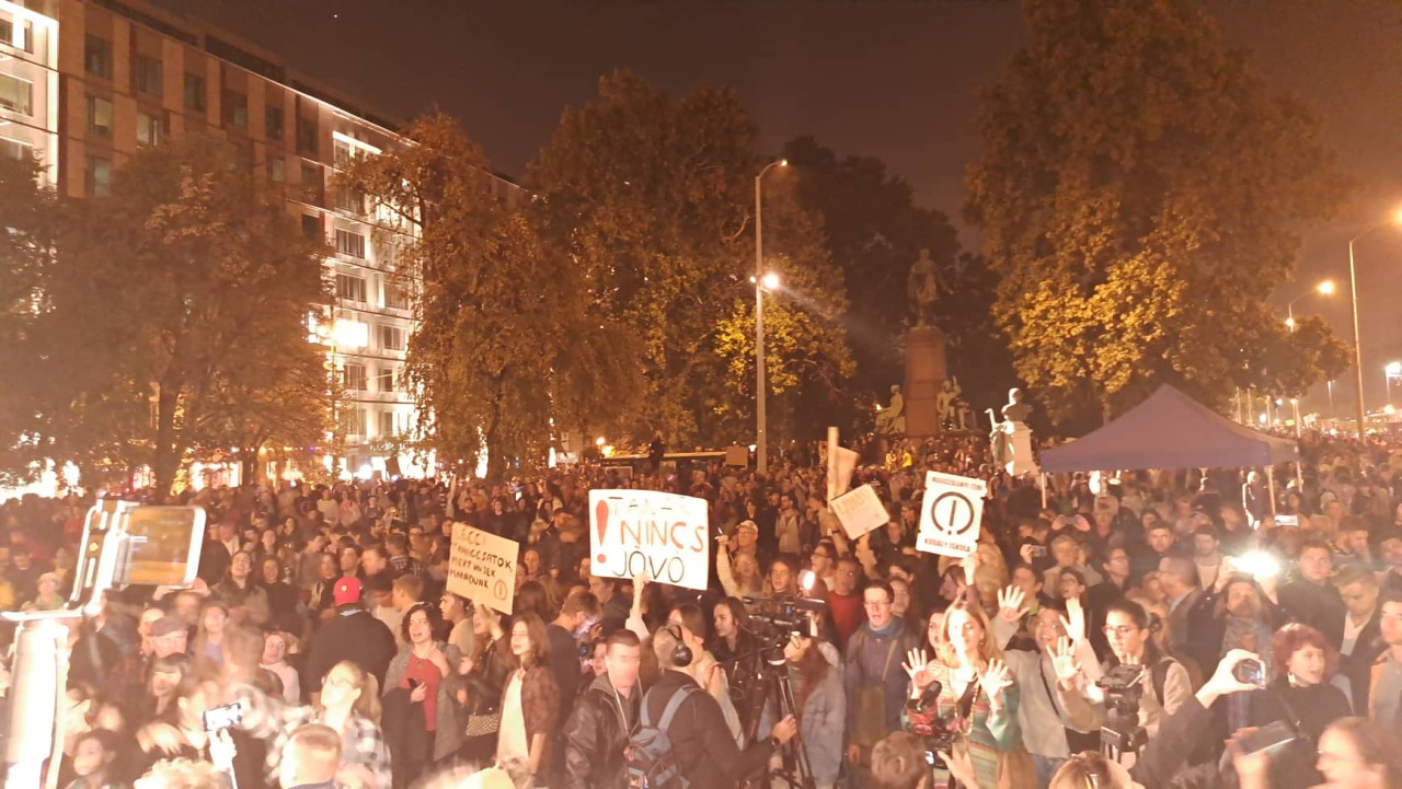 A Diákok a Tanárokért Mozgalom tüntetése a Magyar Tudományos Akadémia épülete előtt 2022. október 14-én (Fotó: Koncz Tamás/Magyar Hang)