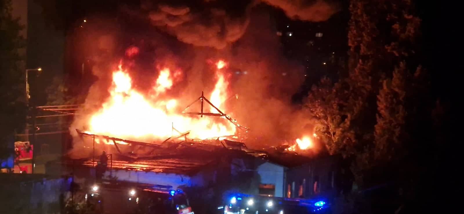 Lángol egy háromszáz négyzetméteres épület Kispesten