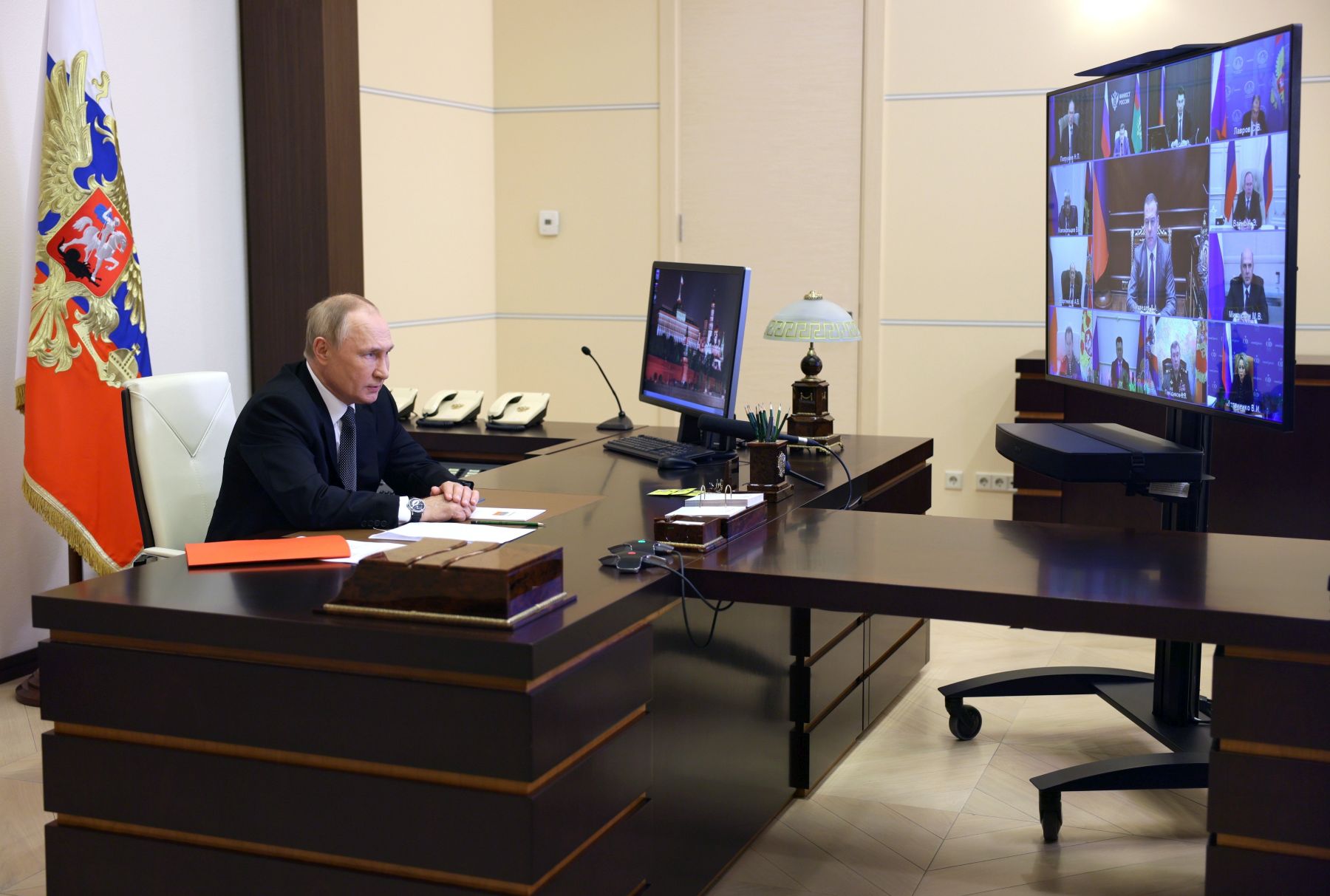 Putyin hadiállapotot rendelt el az elcsatolt régiókban