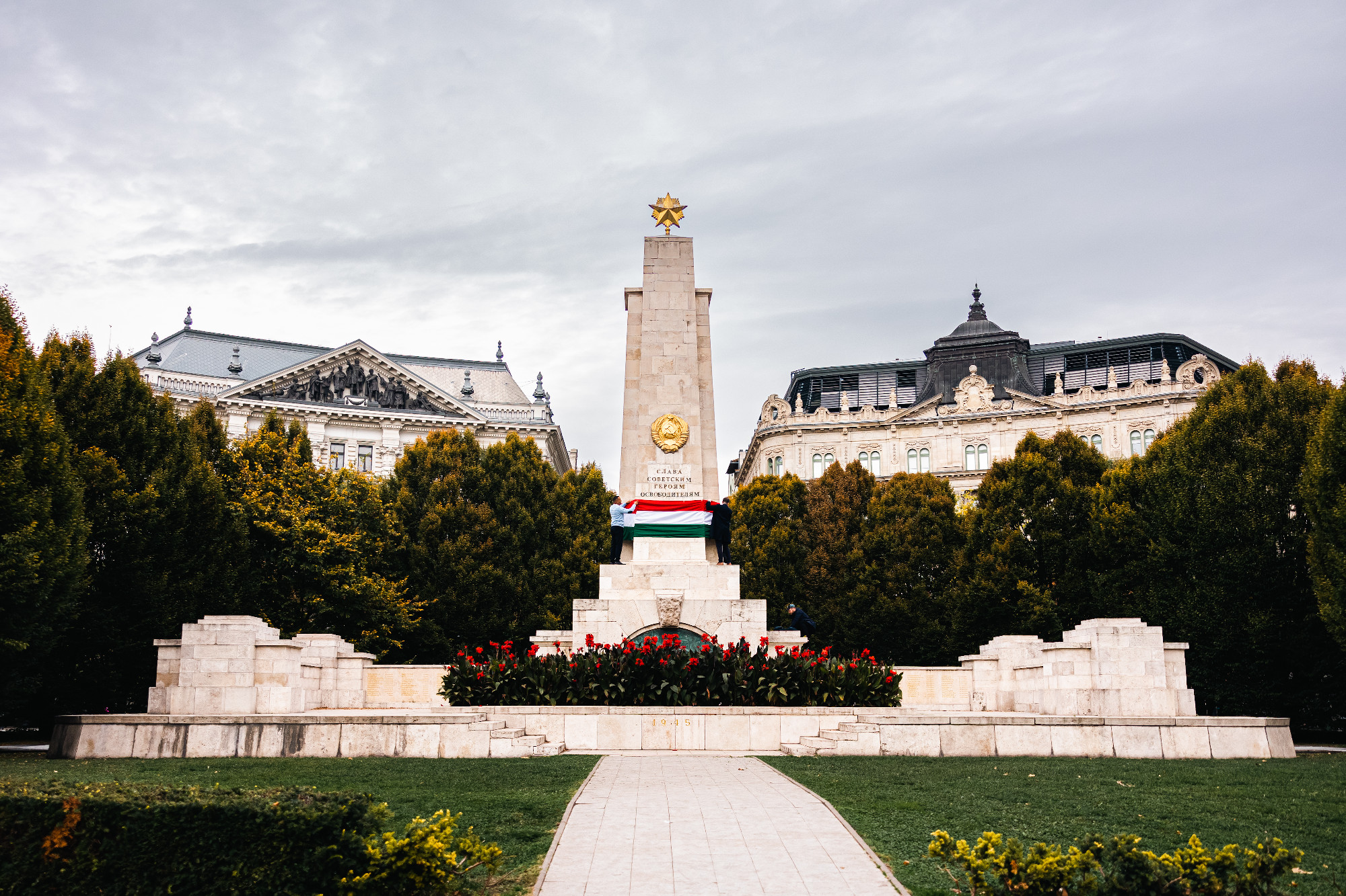 Magyar zászlóval takarták le a Szabadság téri szovjet emlékművet a momentumosok
