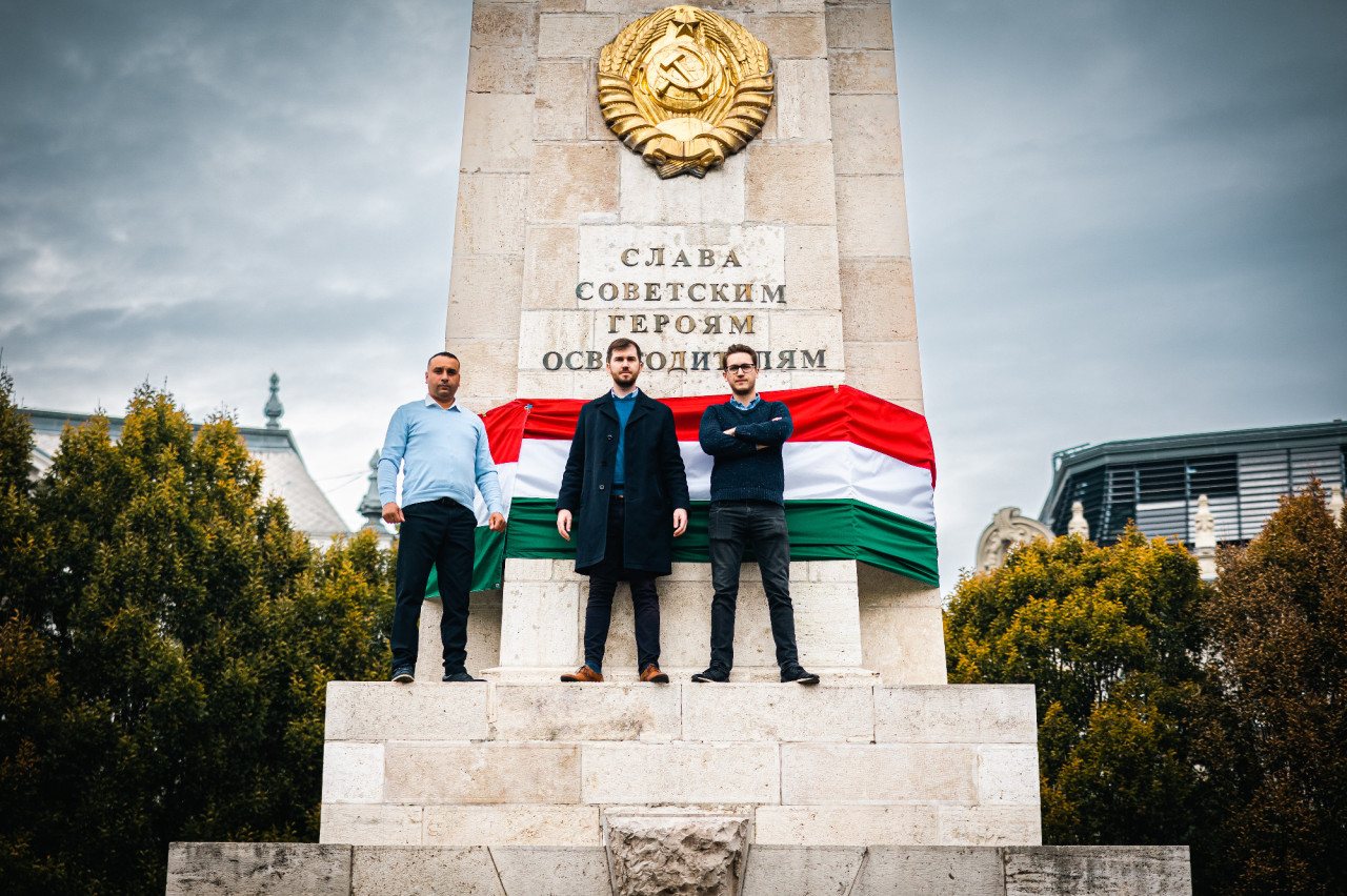 Magyar zászlóval takarta le a Szabadság téri szovjet emlékművet a Momentum