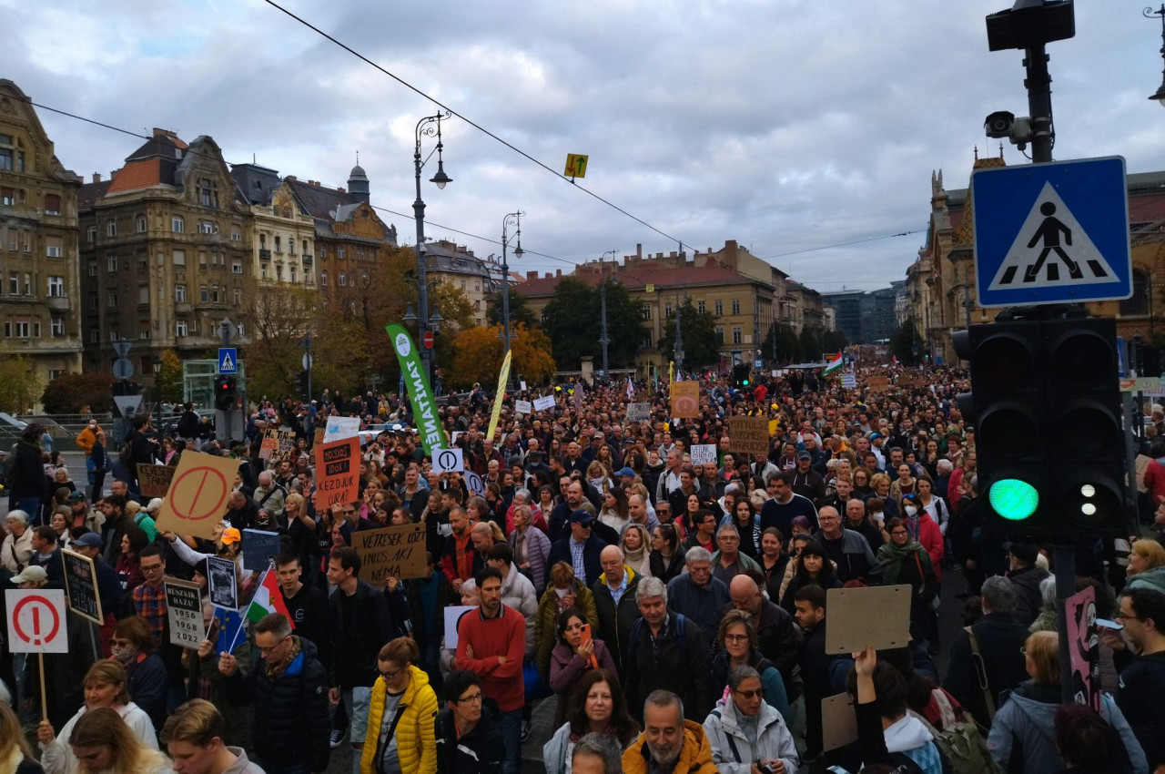 Tüntetők a Fővám tértől a Kálvin térig 2022. október 23-án (Fotó: Koncz Tamás/Magyar Hang)