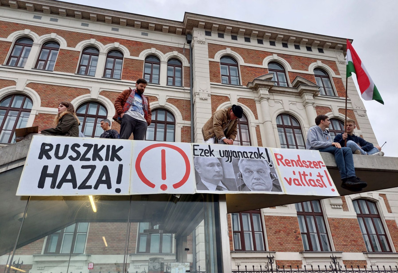 Tüntetők és transzparensek a Műegyetem előtt 2022. október 23-án (Fotó: Hutter Marianna/Magyar Hang)