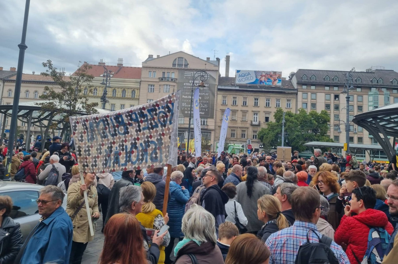 A tanárok melletti szolidaritási tüntetés résztvevői a budapesti Kálvin téren 2022. október 23-án (Fotó: Katona Mariann/Magyar Hang)