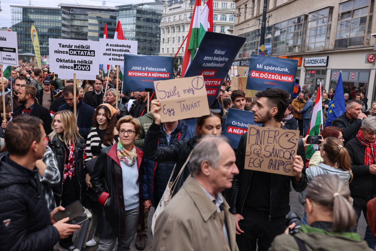 A tanárok melletti szolidaritási tüntetés résztvevői a budapesti Kálvin téren 2022. október 23-án (Fotó: Végh László/Magyar Hang)