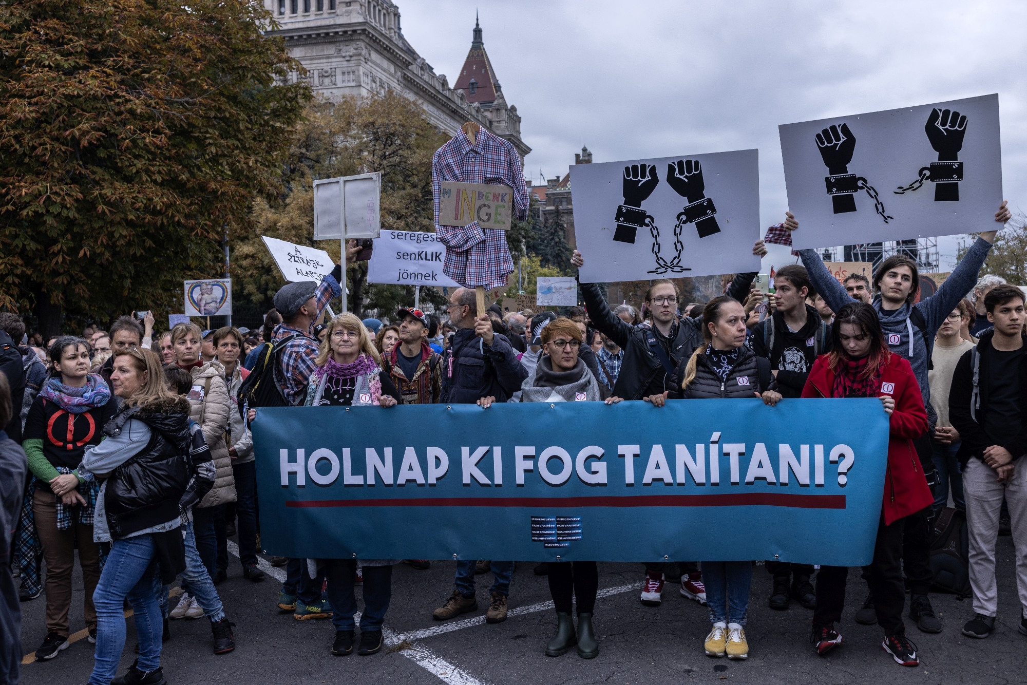 „Becsüljétek meg a tanárainkat!” – A Klebelsberg Központ előtt tüntetnek a kirúgott tanárokért 