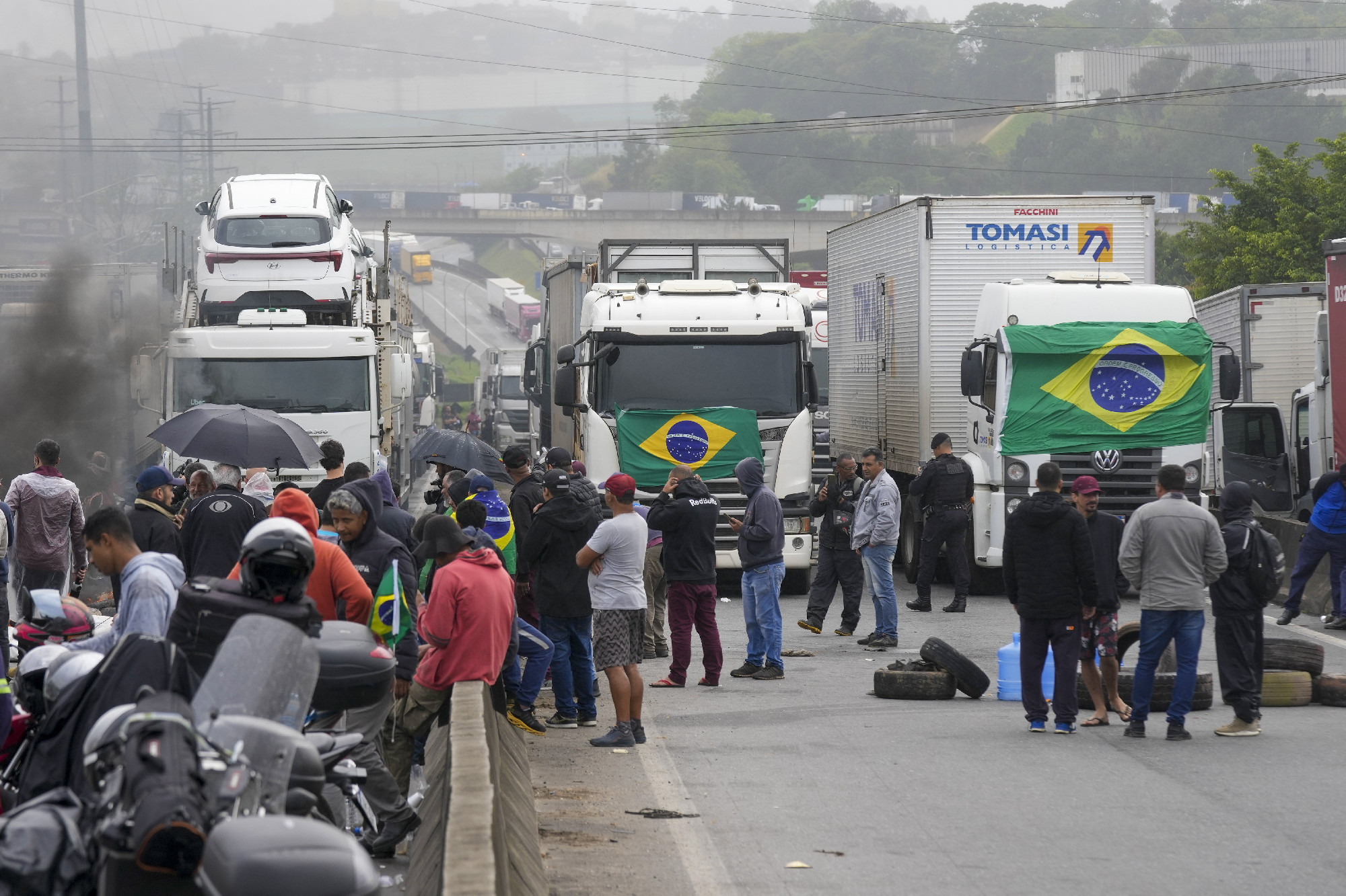 Bolsonaro még nem ismerte el vereségét, a hívei blokádokat emeltek 