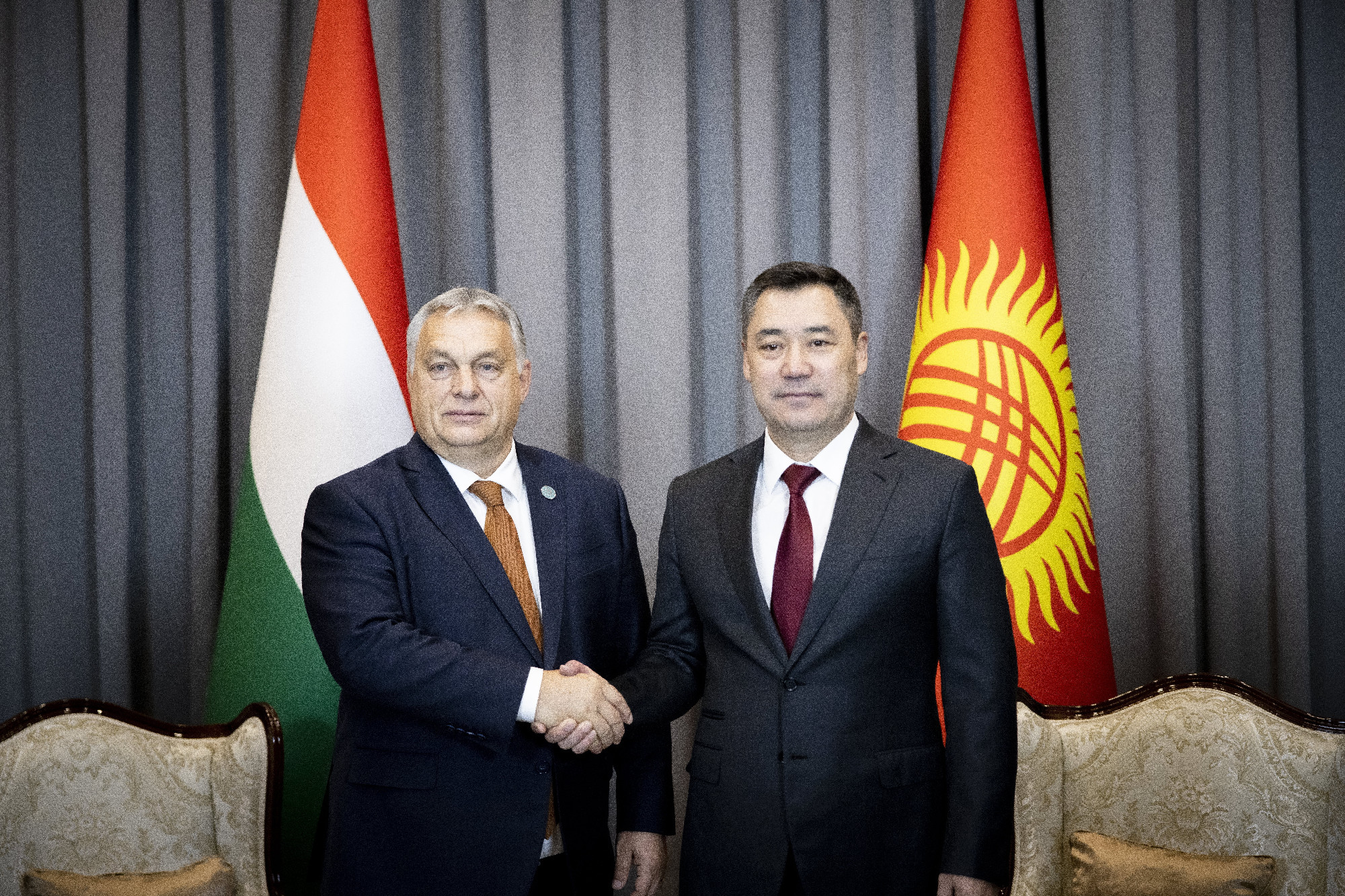 Üzbegisztánból jelentkezett be Orbán Viktor, OTP-ügylet is van a láthatáron