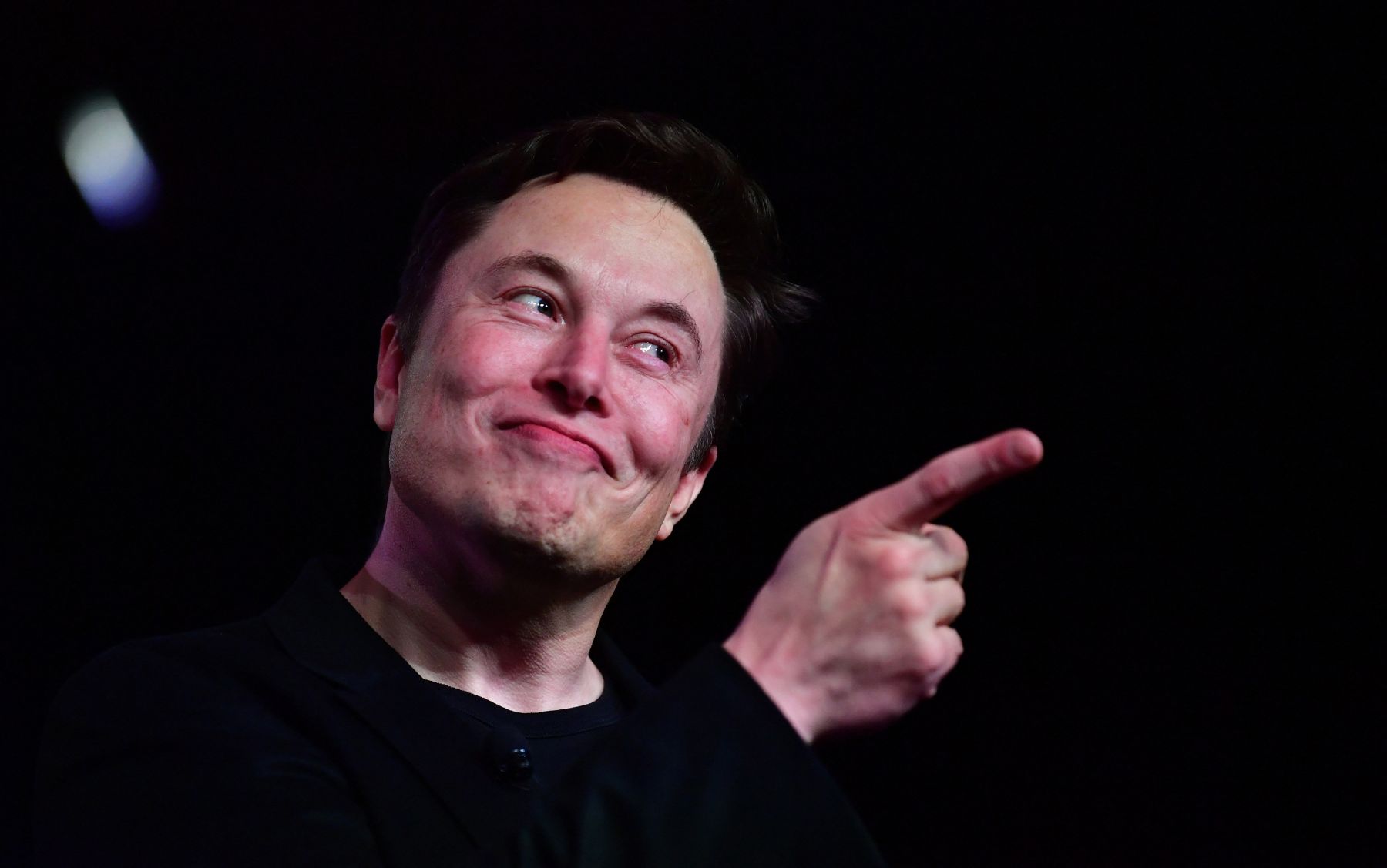 Elon Musk előfizetőssé tenné az X-szé átkeresztelt Twittert