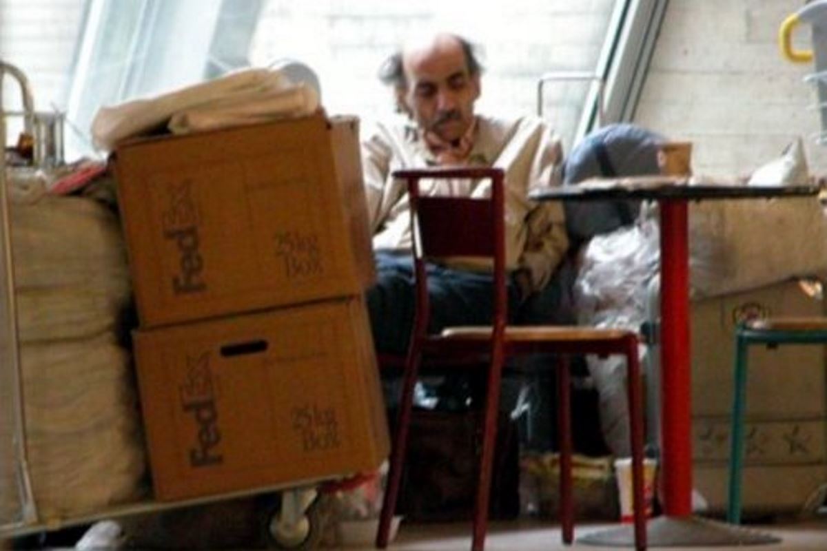 Meghalt az iráni menekült, akit Tom Hanks játszott a Terminál című Spielberg-filmben