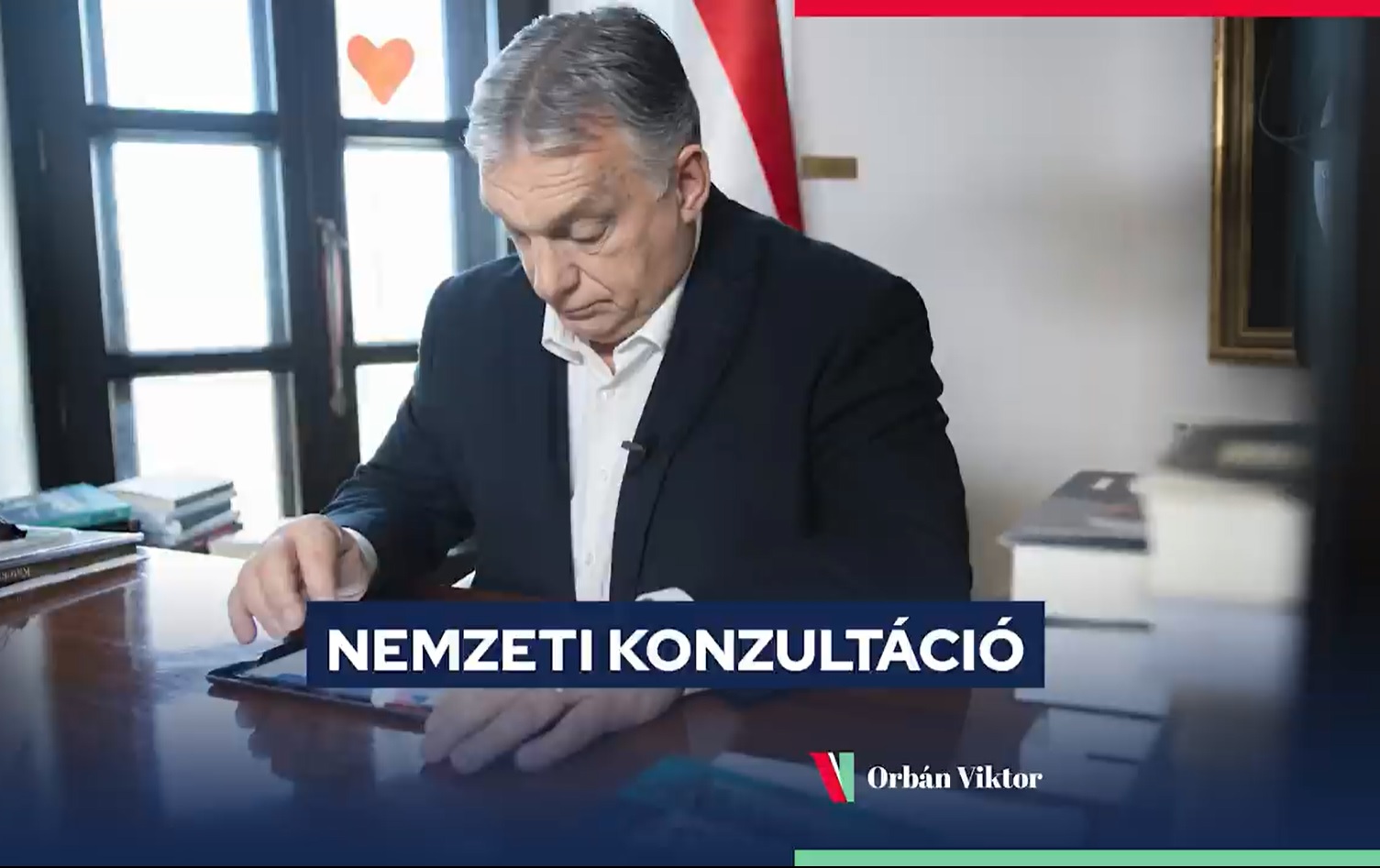 Orbán Viktor az interneten töltötte ki a nemzeti konzultációt