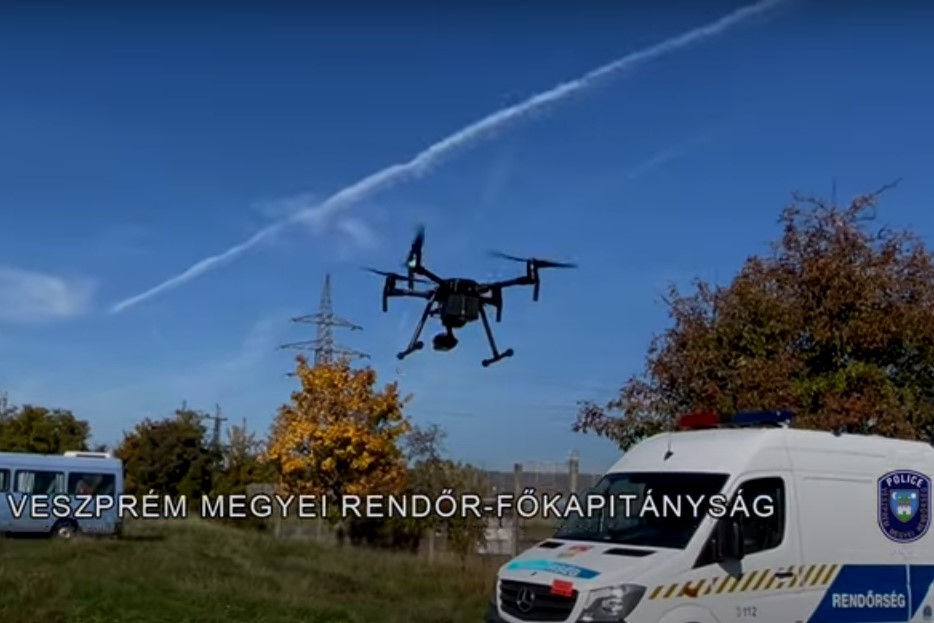 Drónnal buktatta le a szabályszegő autósokat a rendőrség 