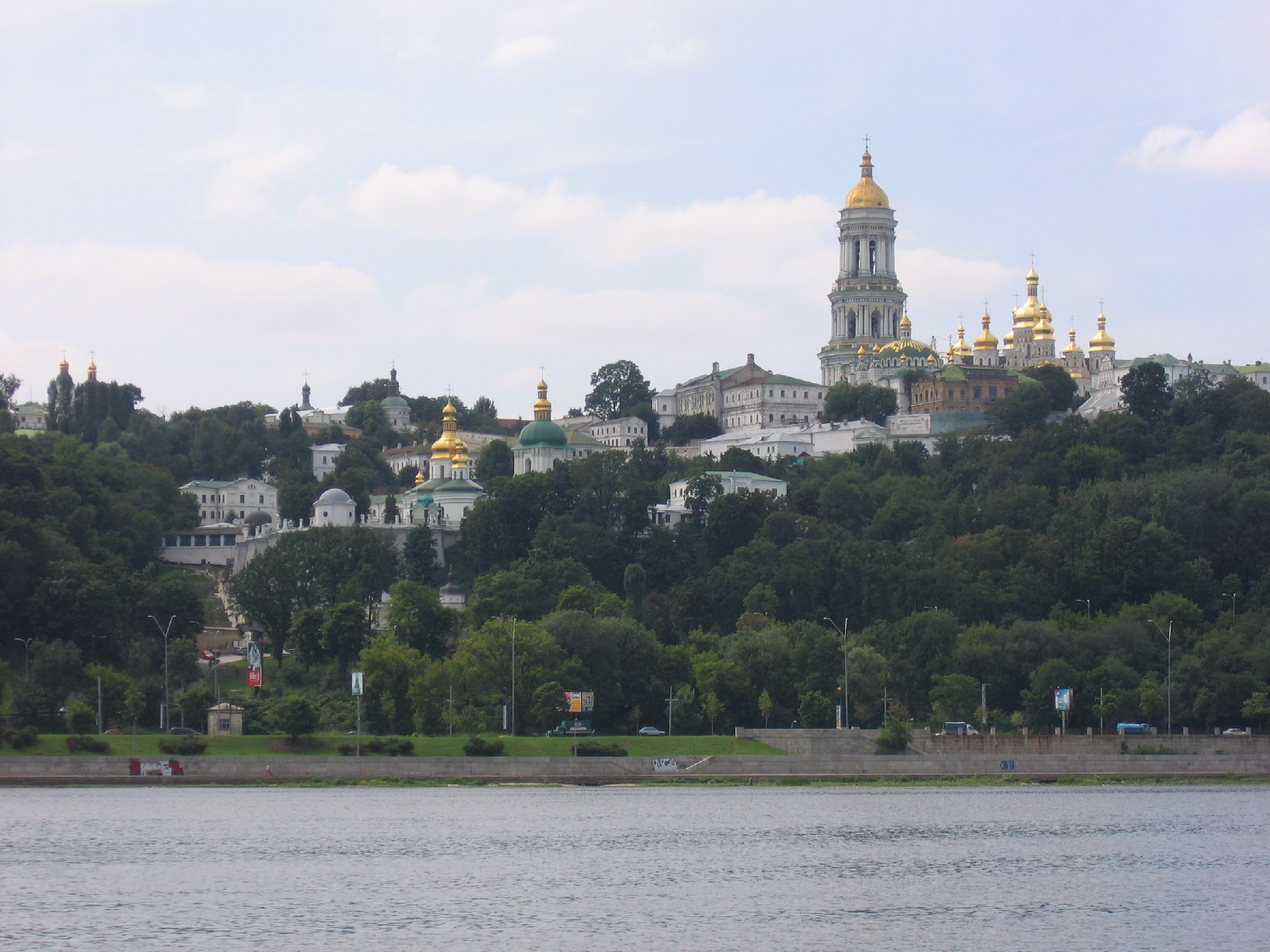 Az ukrán titkosszolgálat „gyanús” oroszokat talált az átkutatott ortodox kolostorokban