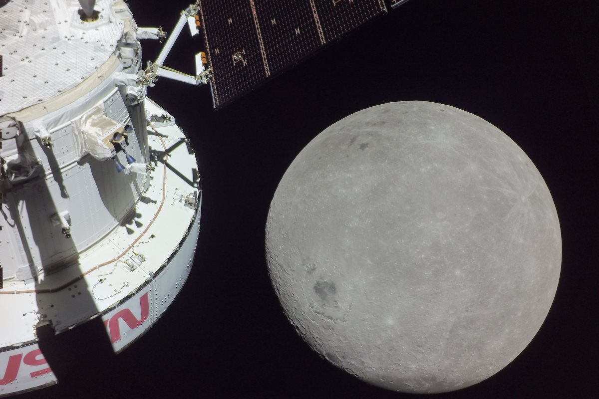 Új rekord felé hajt a Holdat többször is megkerülő Orion űrhajó