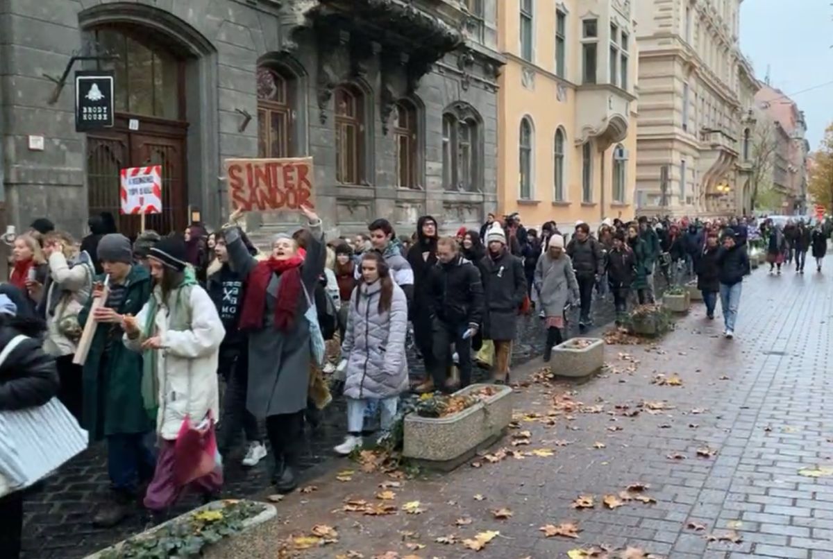 Az utcán tiltakoztak a Vörösmarty diákjai