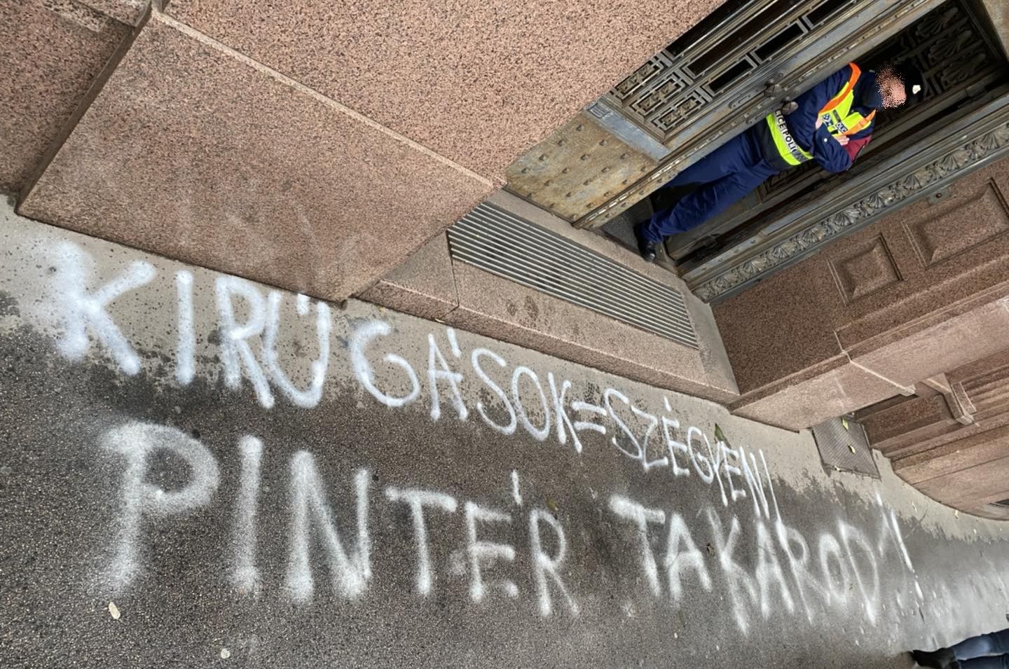 Kifütyülték Pintér Sándort a belügy épülete előtt tüntető pedagógusok
