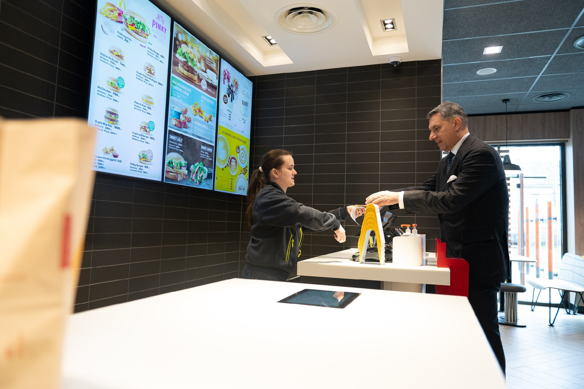 Az újonnan megnyílt makói McDonald's-ban járt Lázár János