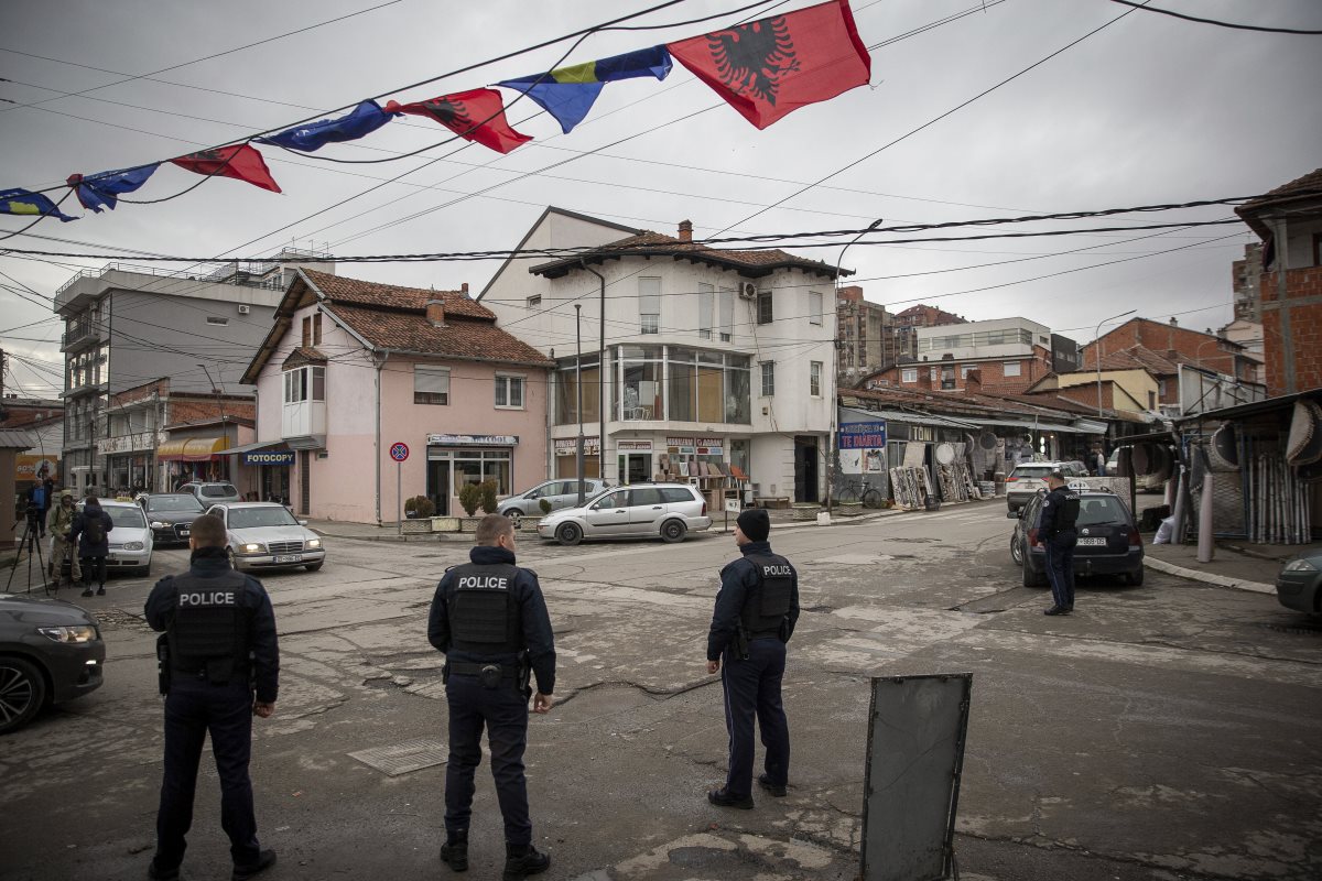A koszovói rendőrök rálőttek egy szerb férfi autójára egy ellenőrzőpontnál