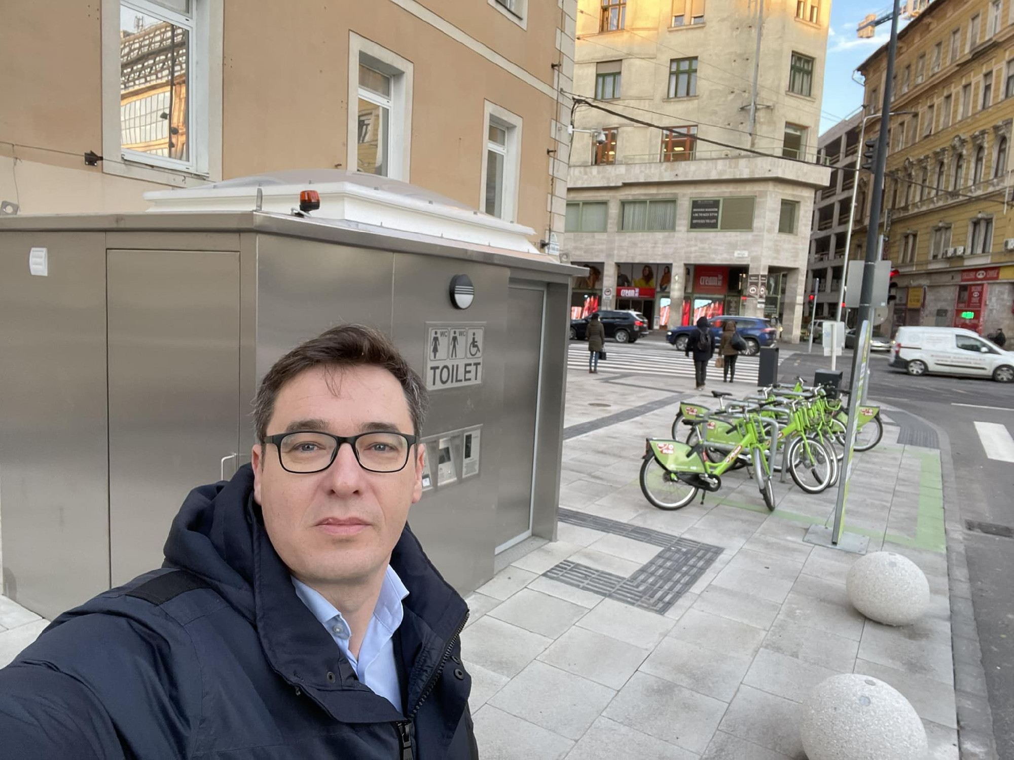 Nyilvános WC miatt kritizálta Karácsony Gergelyt a Fidesz, aki szelfivel szúrt vissza