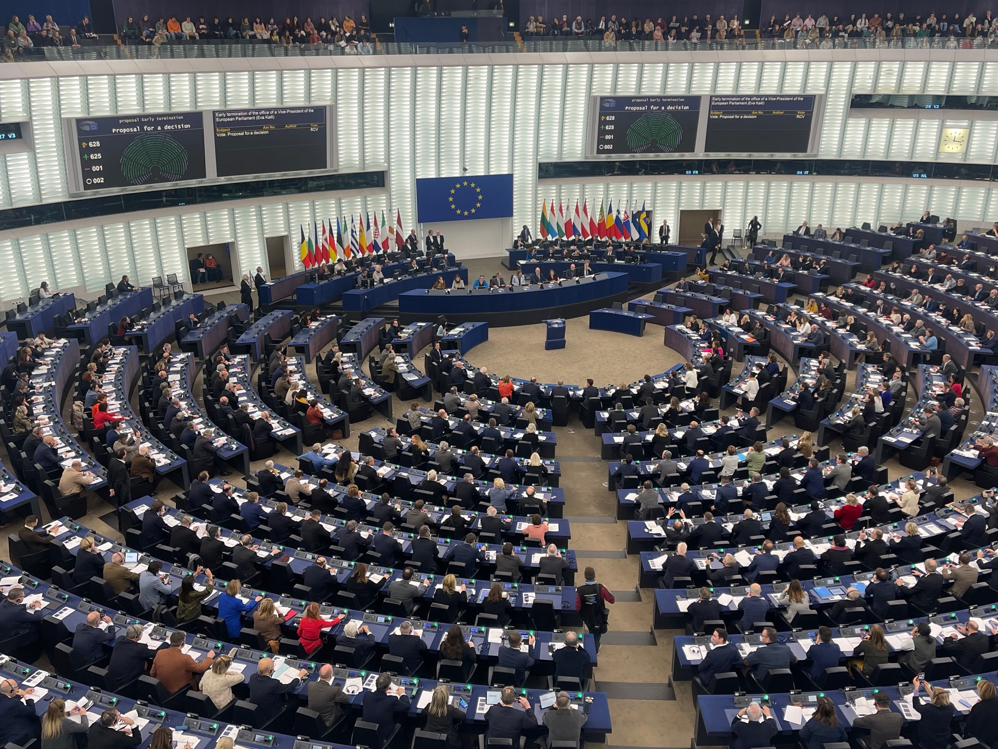 Felmentette tisztségéből a korrupcióval vádolt alelnököt az Európai Parlament 