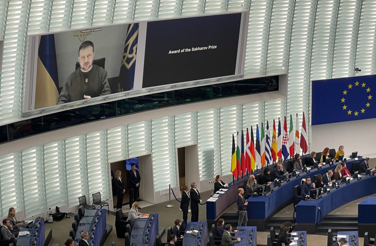Volodimir Zelenszkij ukrán elnök az EP strasbourgi ülésen videokapcsolatban köszönte meg az ukrán népnek ítélt Szaharov-díjat 2022. december 14-én(Fotó: Lukács Csaba/Magyar Hang)