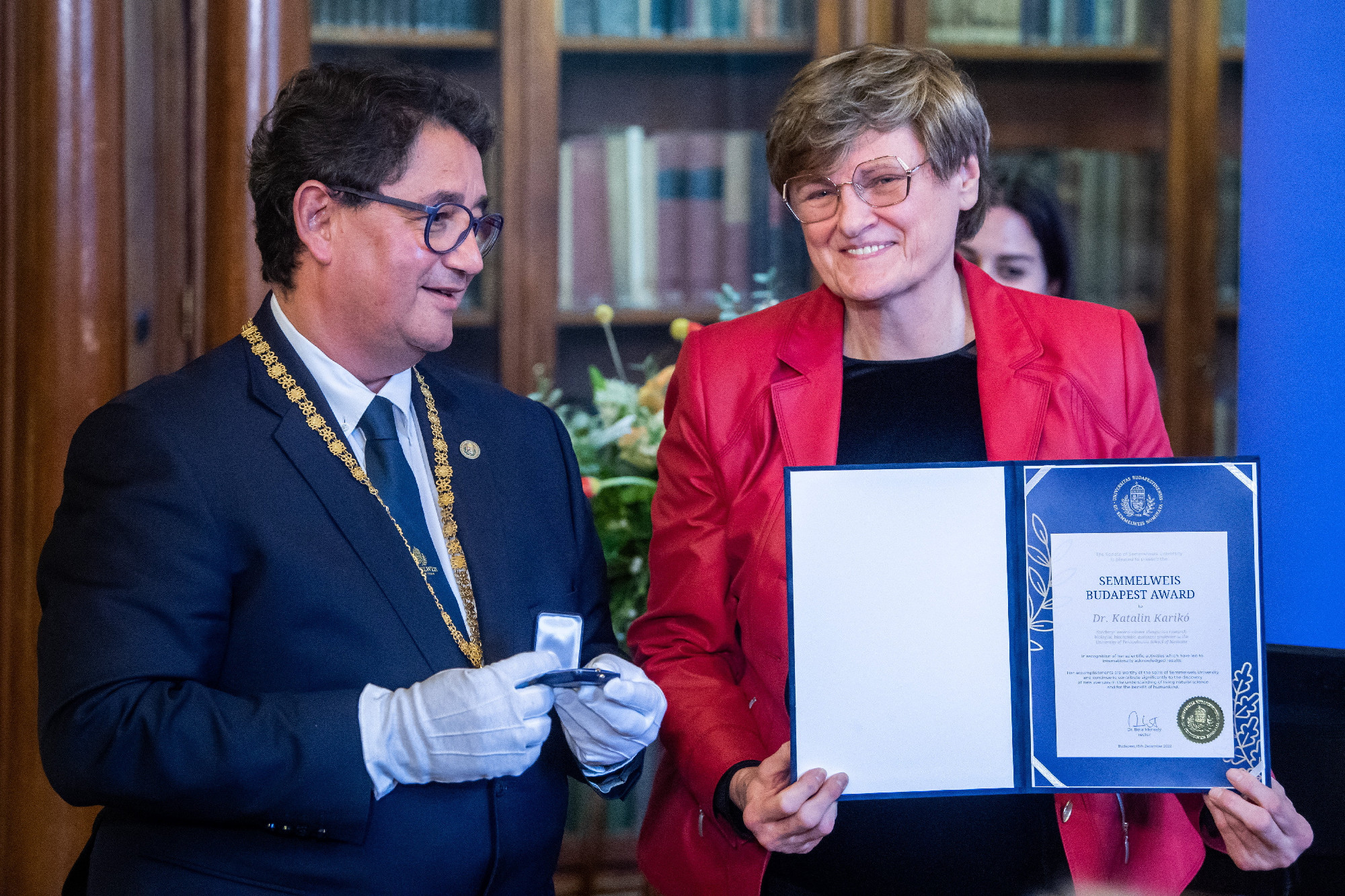 A Semmelweis Egyetem rangos díját vette át Budapesten Karikó Katalin