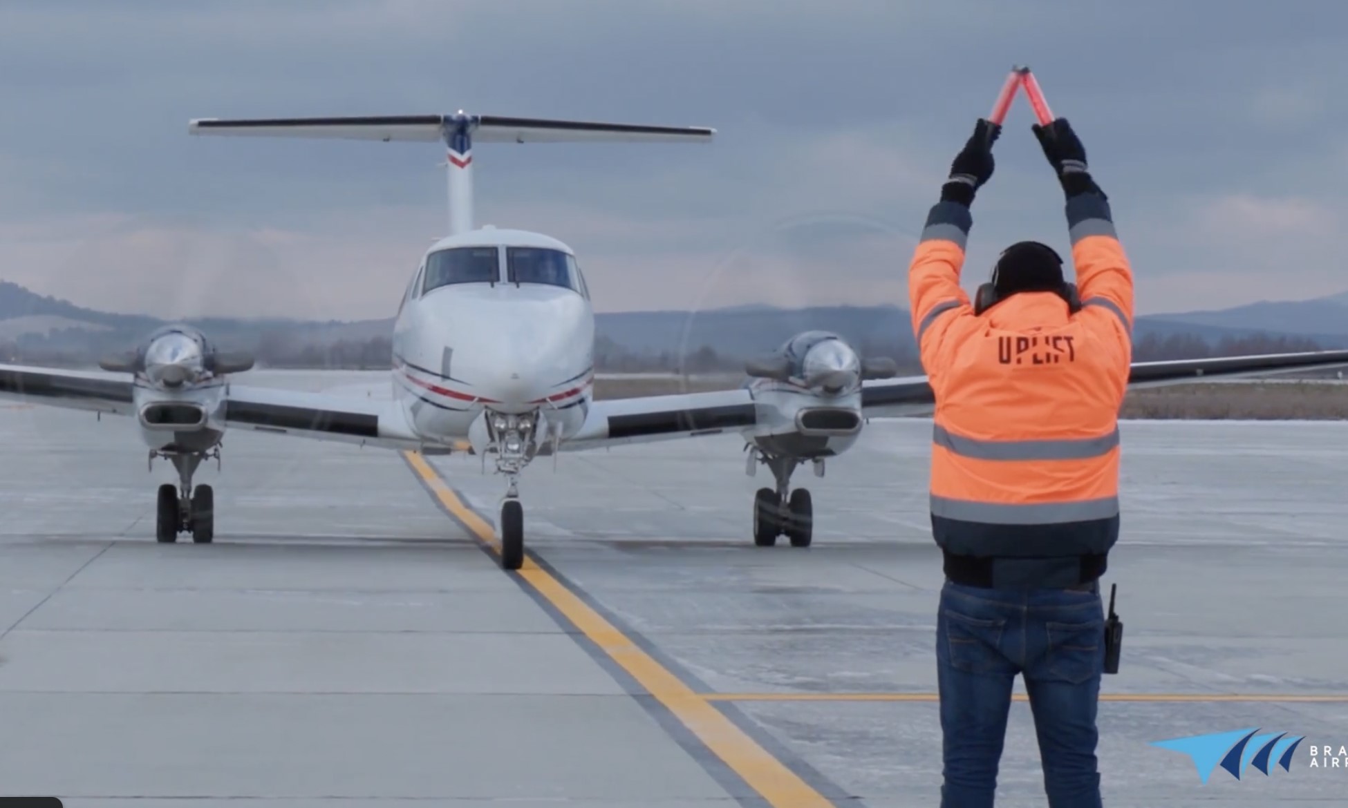 Leszállt az első gép a vadonatúj brassói repülőtéren