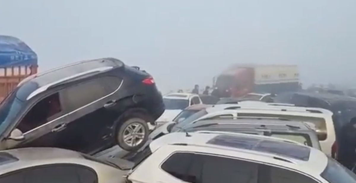 Kétszáz jármű ment egymásba Kínában a köd miatt