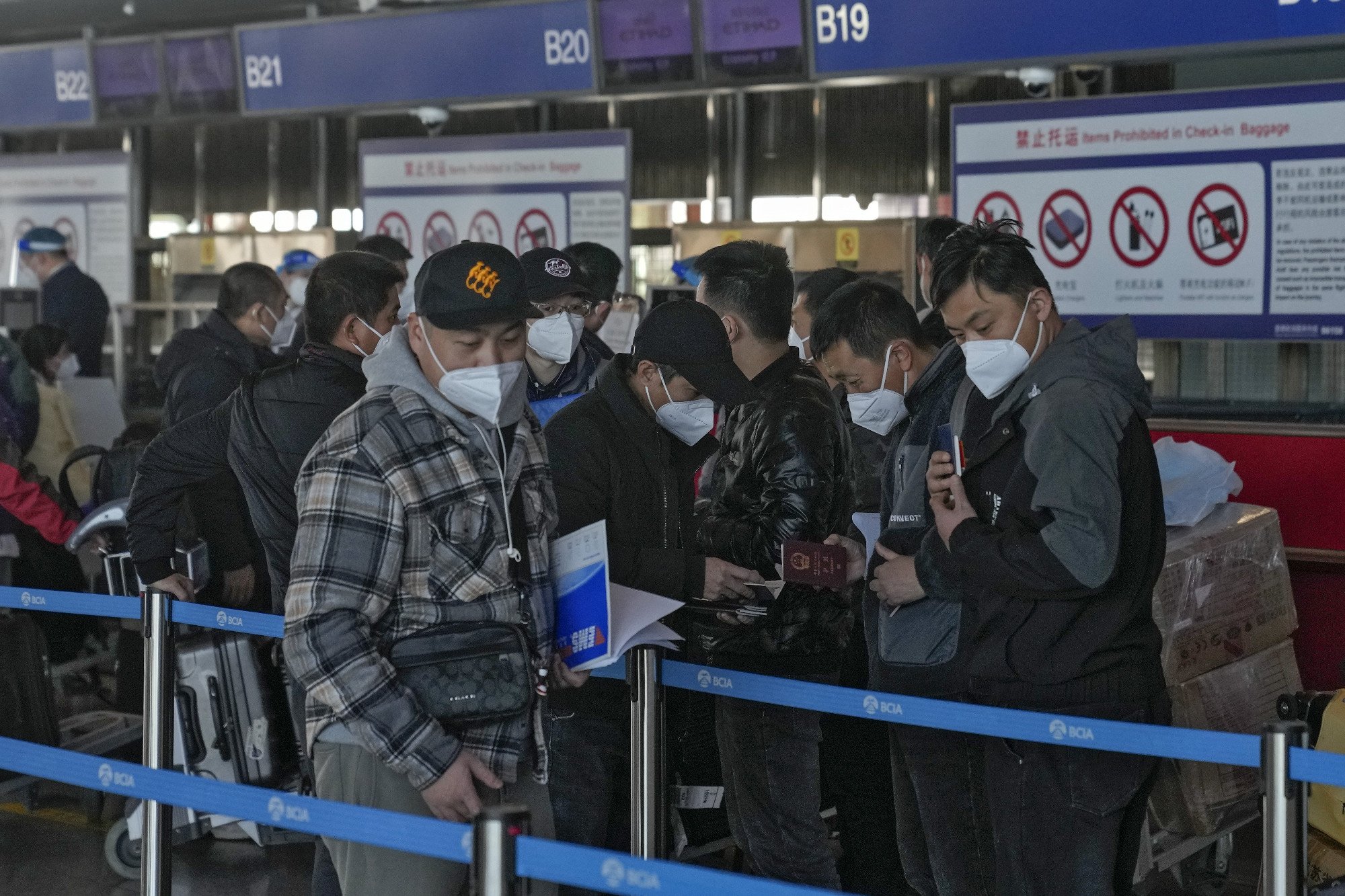 Már az angolok és a spanyolok is negatív covid-tesztet követelnek a Kínából érkező utasoktól 