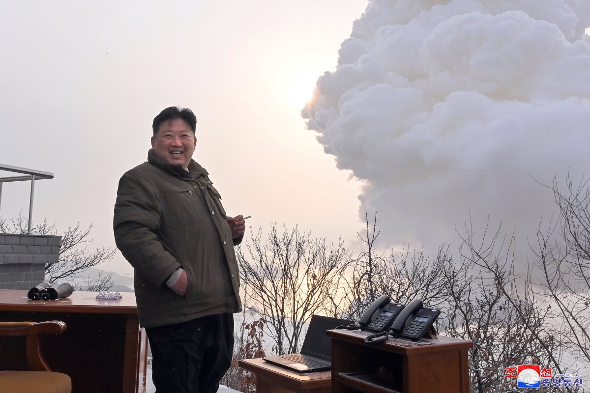 Az észak-koreai nukleáris arzenál exponenciális növekedésével fenyeget Kim Dzsongun
