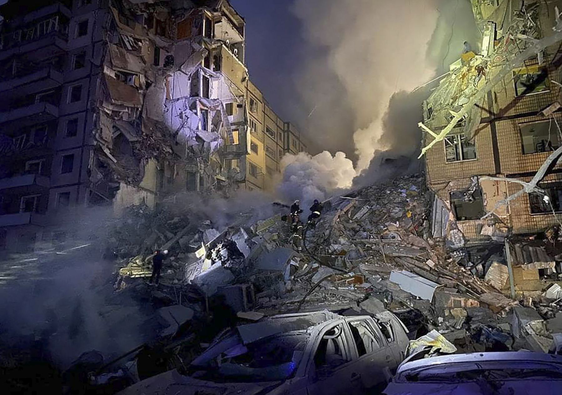 Már legalább 29 halottat találtak a Dnyipróban lebombázott lakóházban