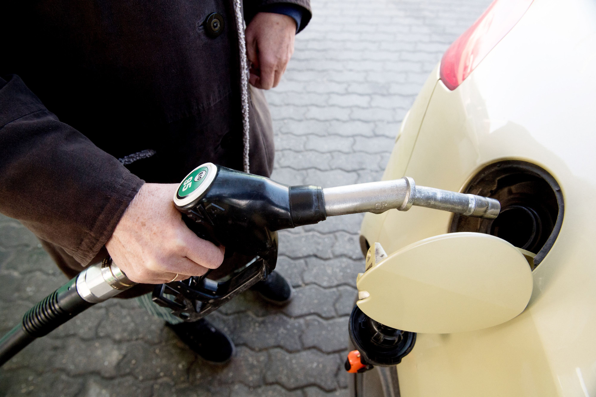 Ha lassabban is, de péntektől tovább csökken az üzemanyagok ára