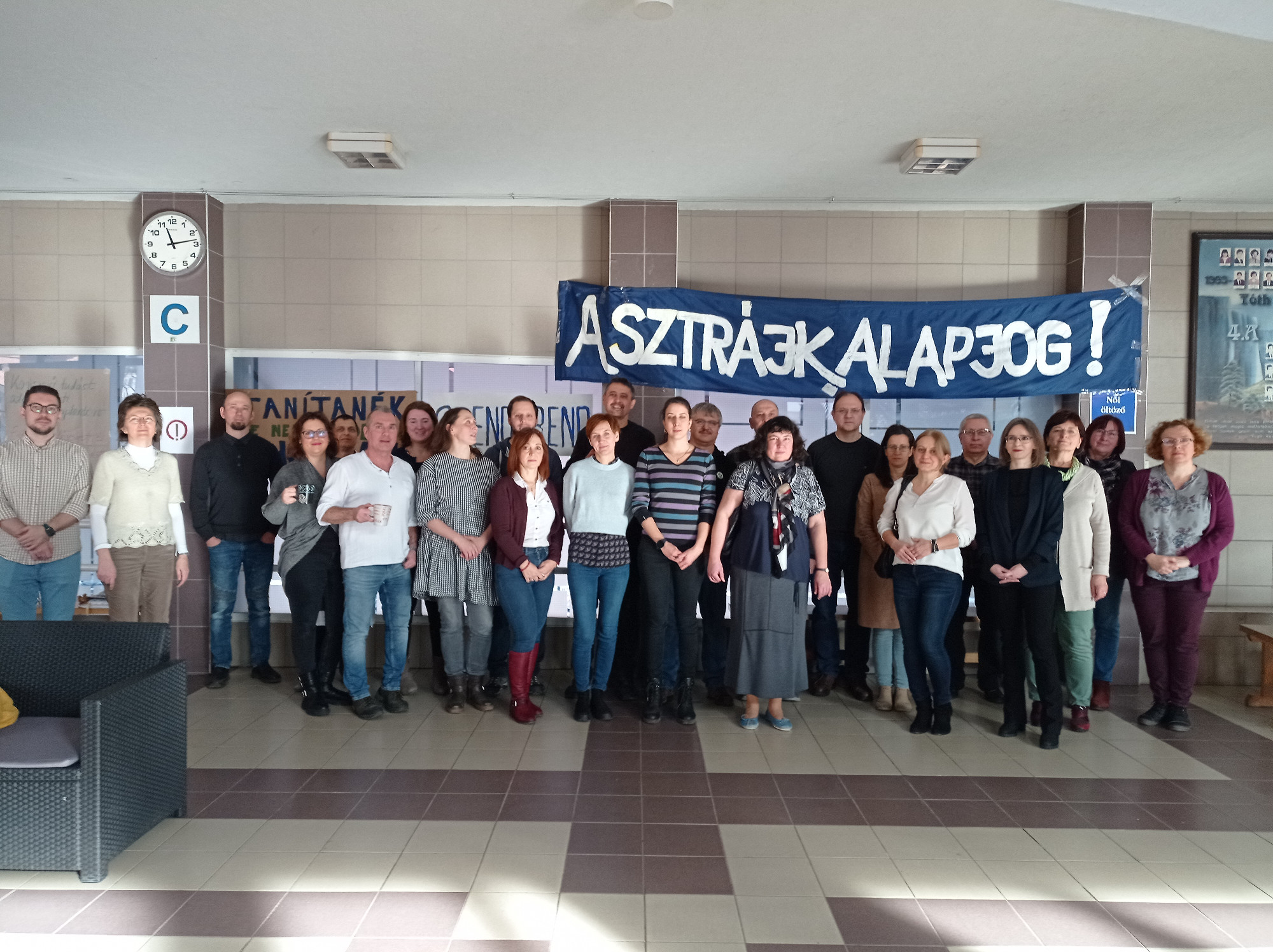 „Közösen az oktatásért” – Debrecenben is sztrájkolnak a pedagógusok 