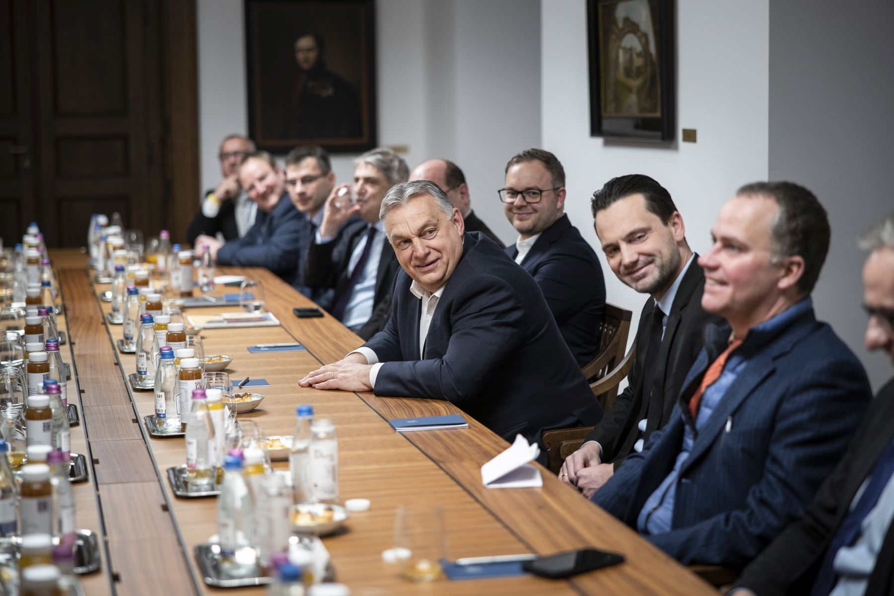 Orbán a baráti sajtó előtt beismerte: fáj neki, hogy Magyarország az unió tagja