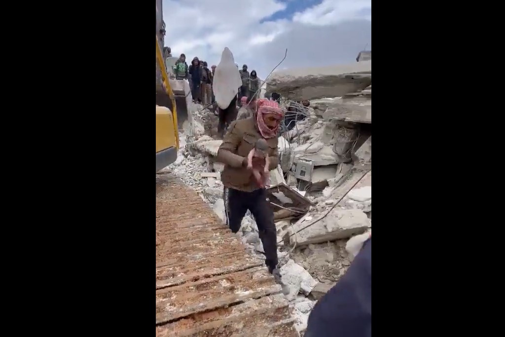 Földrengés: a romok alatt szülte meg gyermekét egy szír anya Aleppóban