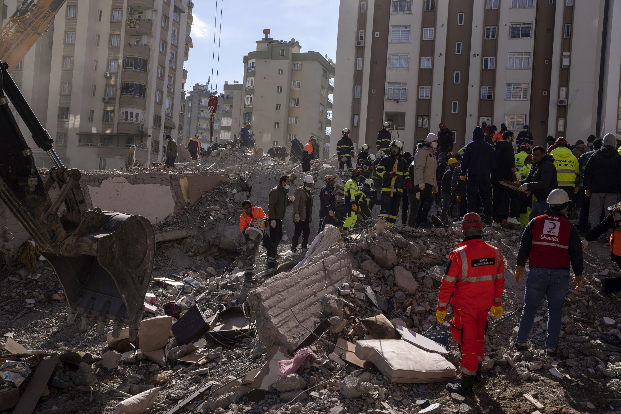 Már több mint 11 ezer halálos áldozata van a törökországi és szíriai földrengésnek