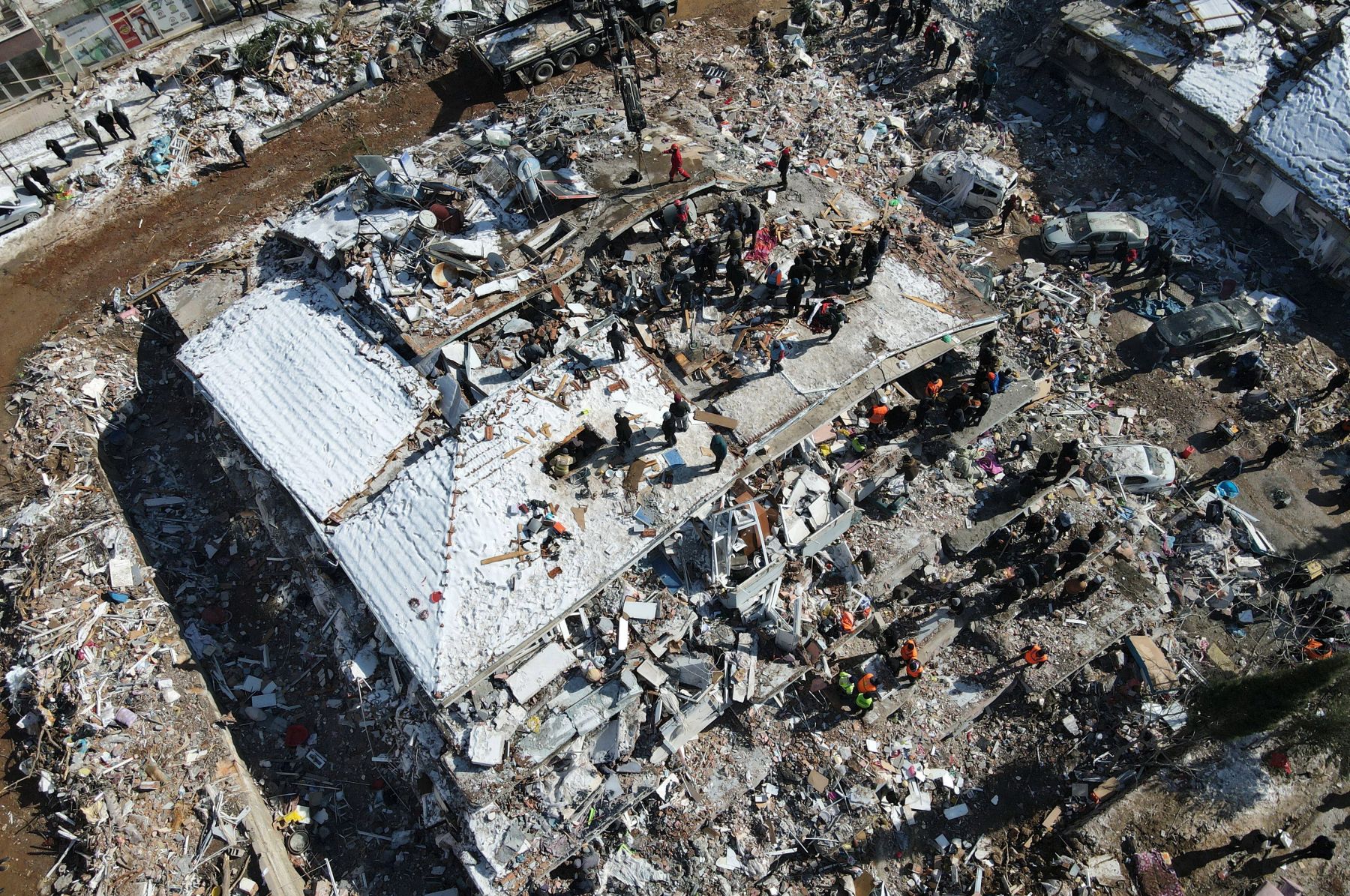 Már több mint 15 ezer halálos áldozata van a földrengésnek
